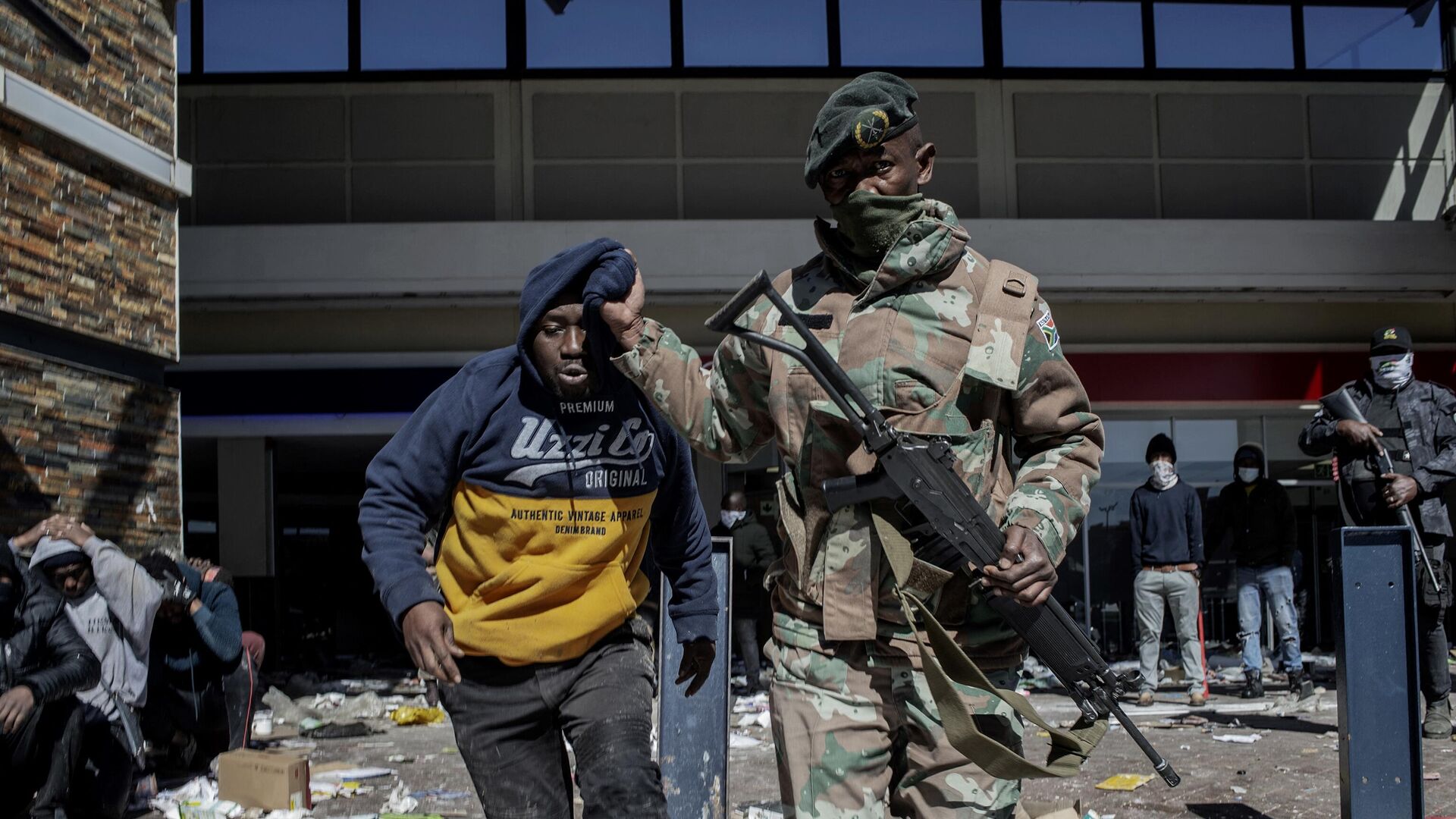 A South Africa National Defence Force (SANDF) soldier detains a suspected looter at Jabulani Mall in Soweto on July 13, 2021. - Sputnik Africa, 1920, 03.11.2023