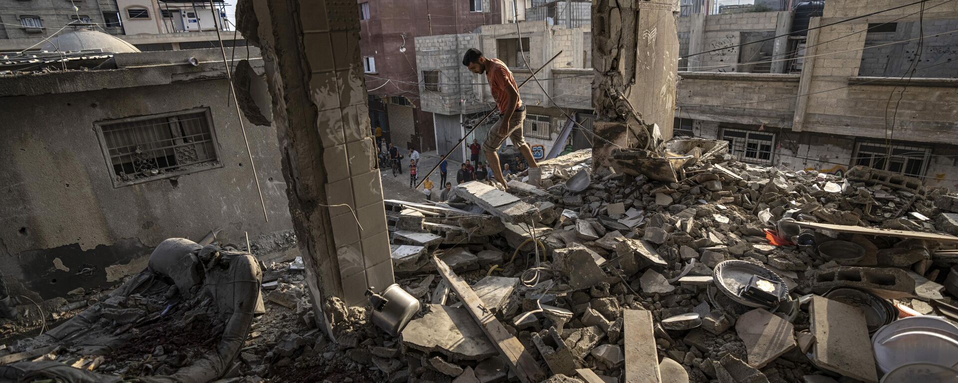 Palestinians look at the destruction after Israeli strikes on the Gaza Strip in Khan Younis, Friday, Now. 3, 2023 - Sputnik Africa, 1920, 03.11.2023