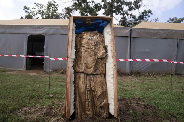 A recently unearthed Roman-era statue of a woman -- possibly a deity or empress -- draped in cloth is displayed for members of the media, in Chellah necropolis in Rabat, Morocco, Friday, Nov. 3, 2023.  - Sputnik Africa