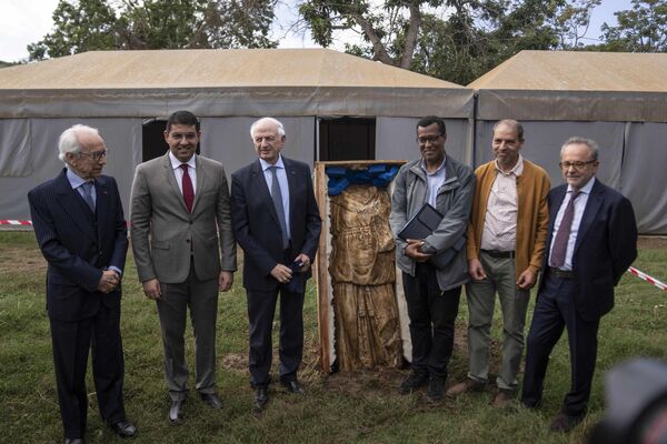 Archaeologists and officials present a recently discovered statue of a woman draped in cloth, in Chellah necropolis in Rabat, Morocco, Friday, Nov. 3, 2023. - Sputnik Africa