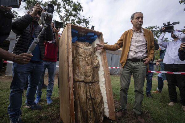 Abdelaziz El Khayari, a professor of pre-Islamic archaeology from Morocco’s National Institute of Archaeological Sciences and Heritage, shows reporters a recently discovered statue of a woman draped in cloth, in Chellah necropolis in Rabat, Morocco, Friday, Nov. 3, 2023.  - Sputnik Africa