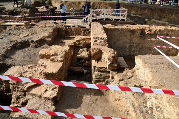 People visit recently unearthed archaeological ruins in the Chellah necropolis near Rabat, on November 3, 2023.  - Sputnik Africa