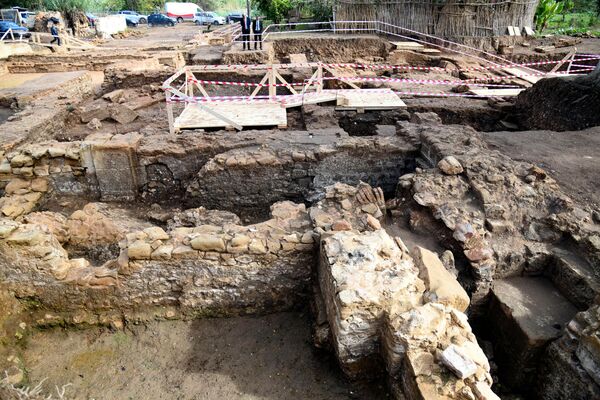 People visit recently unearthed archaeological ruins in the Chellah necropolis near Rabat, on November 3, 2023.  - Sputnik Africa