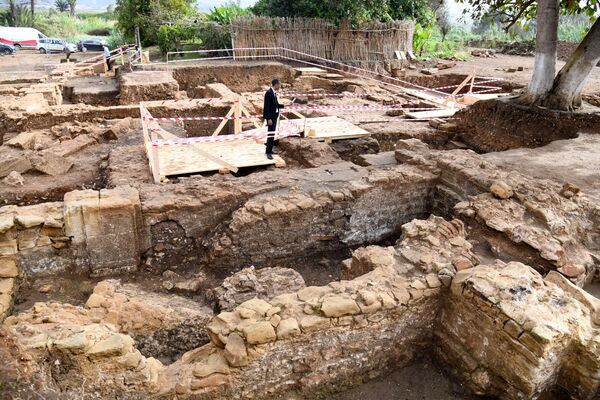 People visit recently unearthed archaeological ruins in the Chellah necropolis near Rabat, on November 3, 2023.  - Sputnik Africa