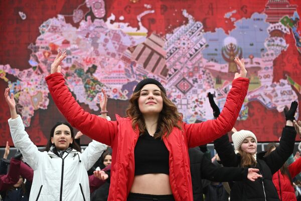 Guests of RUSSIA EXPO took part in a flash mob. Professional dancers taught visitors professional moves at 10 areas of the VDNKh. - Sputnik Africa