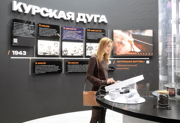 An exhibitor looks at a booth at the opening of the exposition. - Sputnik Africa
