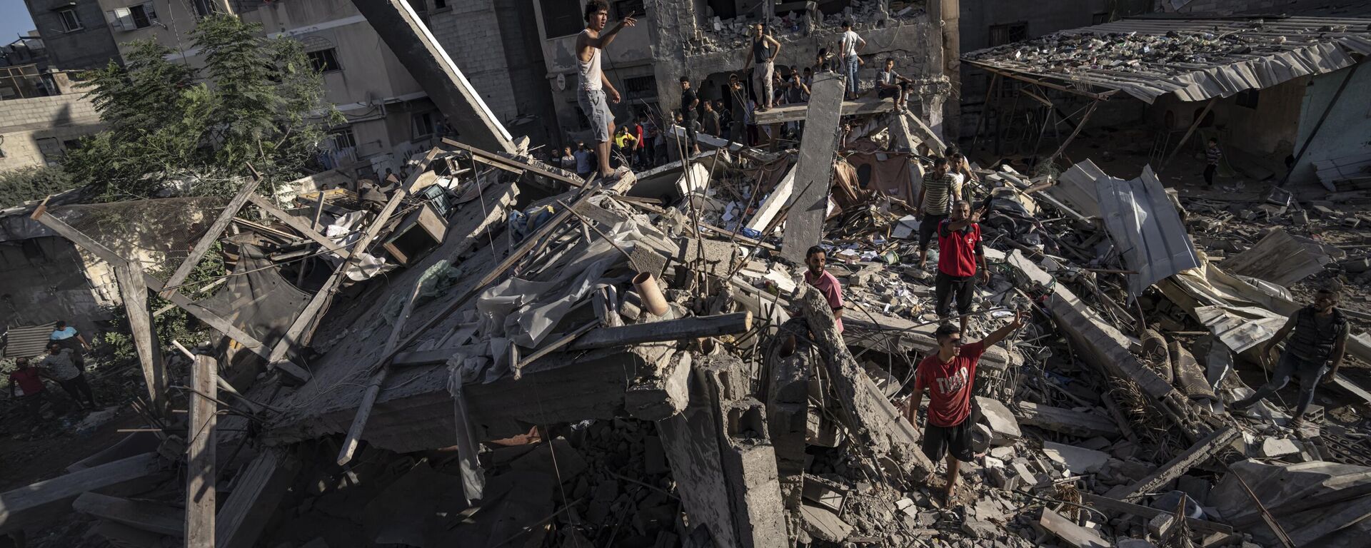 Palestinians look at the destruction after Israeli strikes on the Gaza Strip in Khan Younis, Saturday, Now. 4, 2023. (AP Photo/Fatima Shbair) - Sputnik Africa, 1920, 04.11.2023