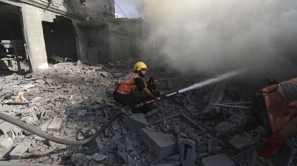 Les pompiers palestiniens éteignent un incendie provoqué par une frappe aérienne israélienne dans la ville de Gaza, le samedi 4 novembre 2023. - Sputnik Afrique