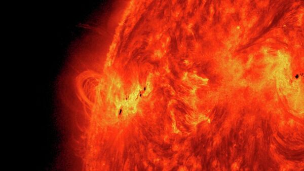 A massive solar flare erupts on May 15, 2013 as the Sun ramps up to peak solar activity. - Sputnik Africa