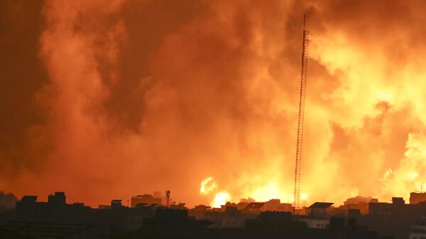 Fire and smoke rises from buildings following Israeli airstrikes on Gaza City - Sputnik Africa