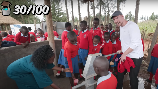 MrBeast's youtube video of him building 100 wells in Africa  - Sputnik Africa