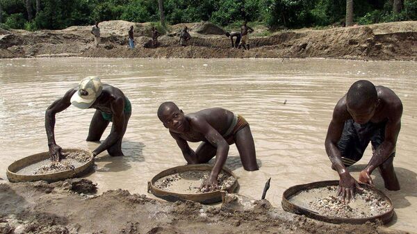 Diamond prospectors sift through the earth in the Corbert mine in Waiima, Sierra Leone - Sputnik Africa