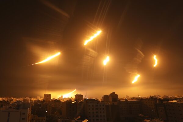 Сигнальные ракеты израильских войск освещают ночное небо в городе Газа - Sputnik Africa