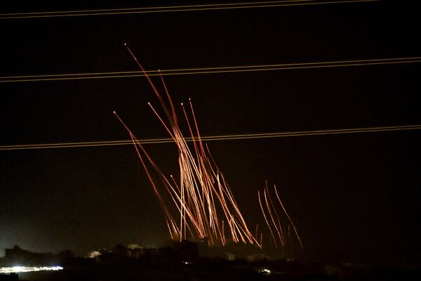Сигнальные ракеты, сброшенные израильскими войсками над палестинской территорией - Sputnik Africa