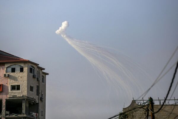 Снаряды взрываются над городом Газа, Палестина - Sputnik Africa