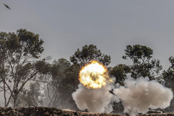 Самоходная артиллерийская гаубица израильской армии выпускает снаряды, Израиль - Sputnik Africa