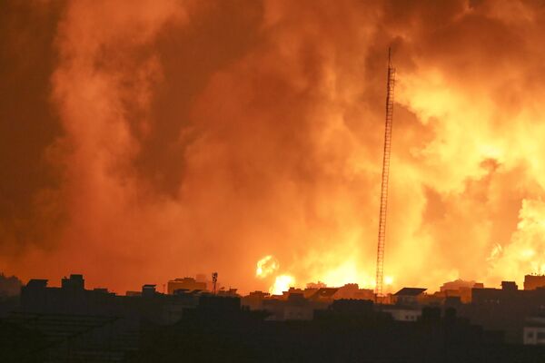 Огонь и дым поднимаются из зданий после израильских авиаударов по городу Газ, Палестина - Sputnik Africa
