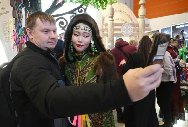 International RUSSIA EXPO Forum and Exhibition. Participants taking selfies at the opening of the exhibition. - Sputnik Africa