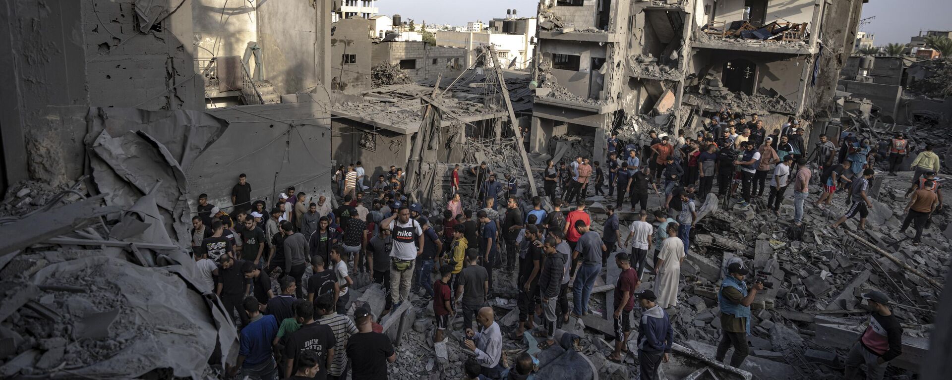 Palestinians look for survivors of the Israeli bombardment of the Gaza Strip in the Maghazi refugee camp on Sunday, Nov. 5, 2023. - Sputnik Africa, 1920, 07.11.2023