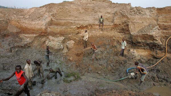 Diamond miners work in a mine in Mbuji Mayi, Congo, Monday, July 31, 2006.  - Sputnik Africa