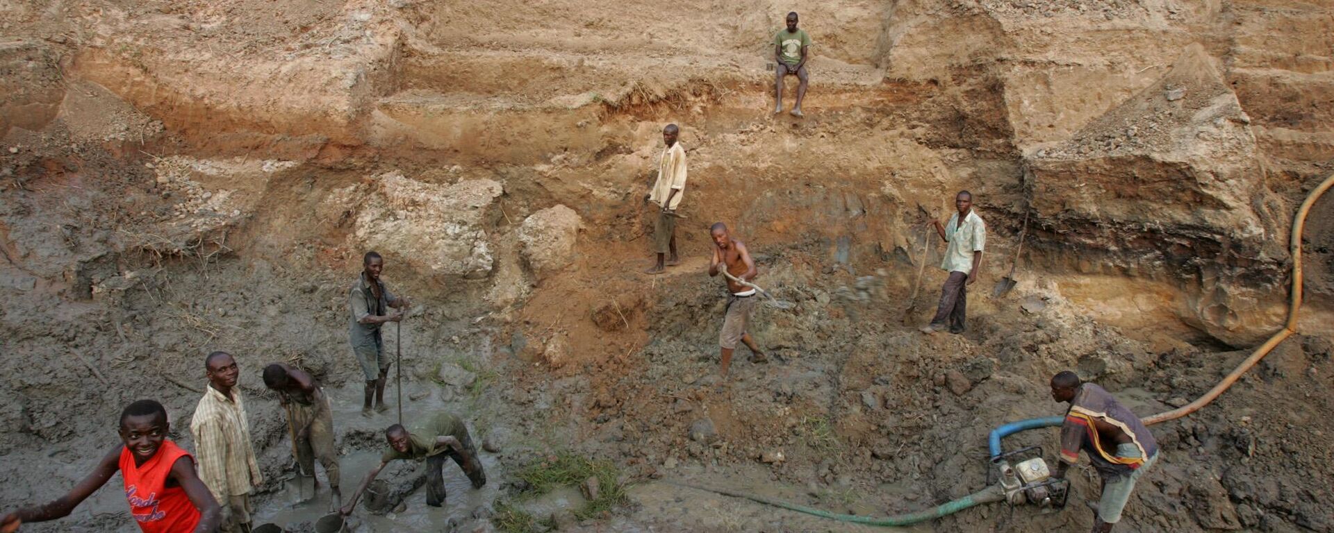 Diamond miners work in a mine in Mbuji Mayi, Congo, Monday, July 31, 2006.  - Sputnik Africa, 1920, 07.11.2023
