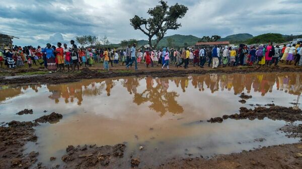 People gather to attend a memorial service for the victims that were killed when a dam burst on May 10, in Solai - Sputnik Africa