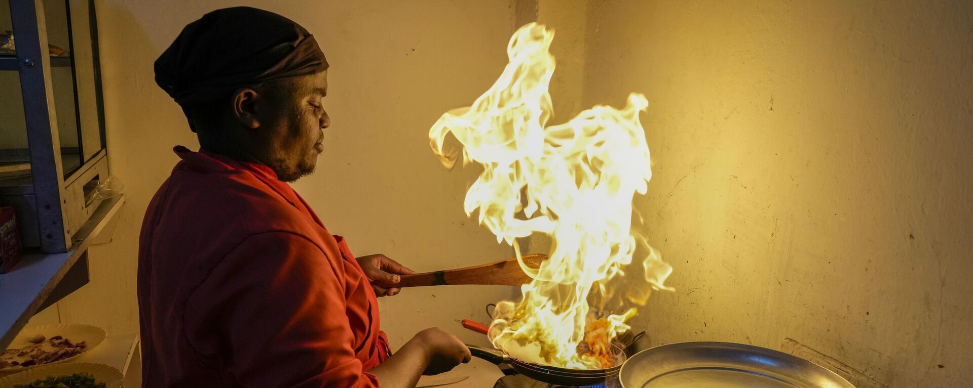 Chef and owner Mark Kioko works in the kitchen of his restaurant in Kitengela, on the outskirts of the capital Nairobi, Kenya, Monday, April 17, 2023. - Sputnik Africa, 1920, 08.11.2023