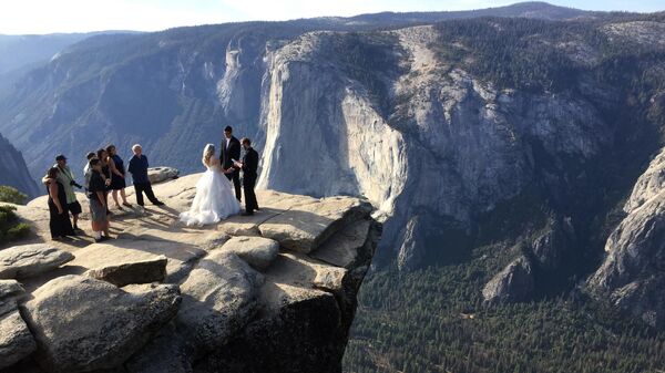 Wedding ceremony at the top of Taft Point in California's Yosemite National Park - Sputnik Africa