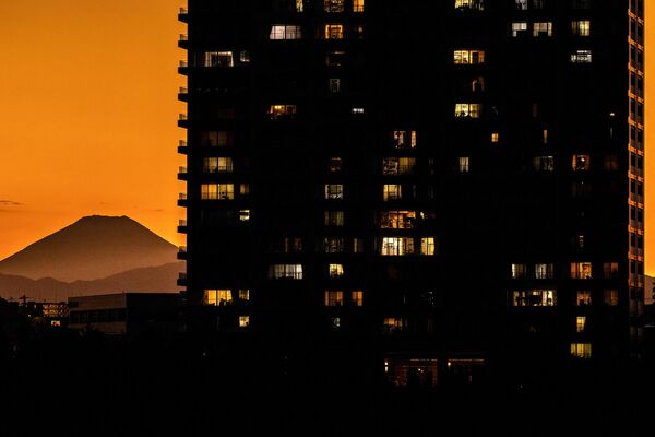 Гора Фудзи за жилыми домами в Токио, Япония - Sputnik Africa