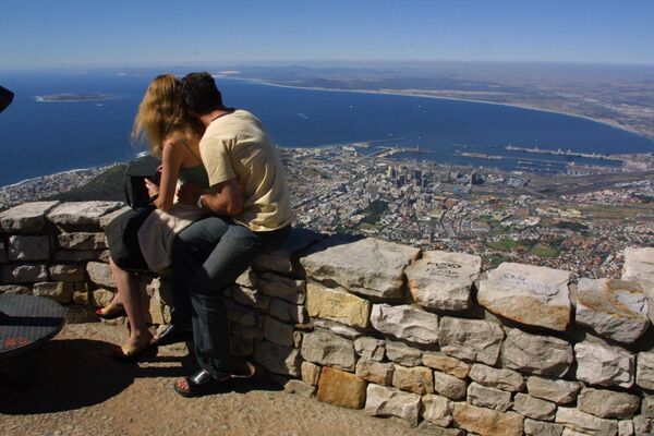 A pair of tourists admire the view from the top of Table Mountain, Cape Town 22 January 2002. (Photo by ANNA ZIEMINSKI / AFP) - Sputnik Africa