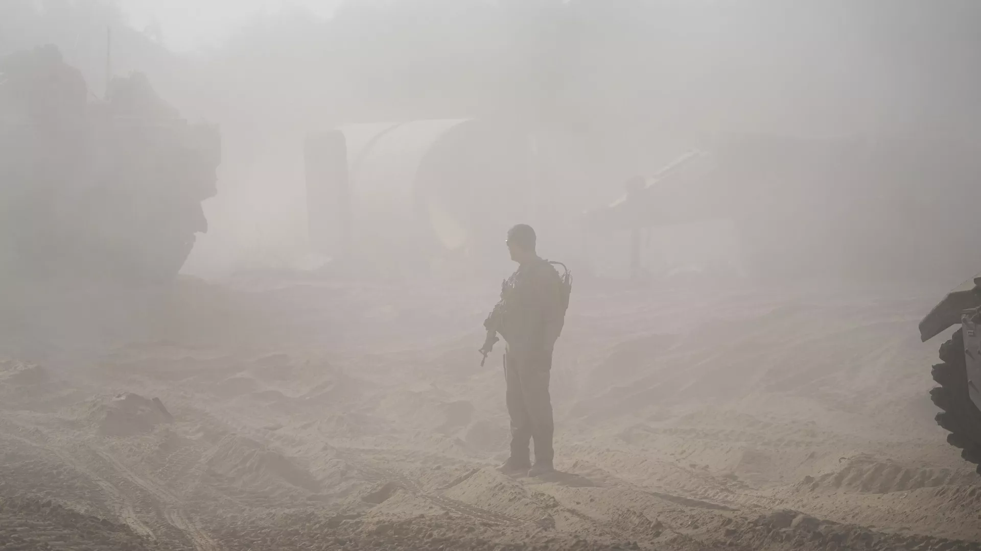 Israeli army troops are seen on the Israeli-Gaza border during a ground operation in the Gaza Strip - Sputnik Afrique, 1920, 23.11.2023