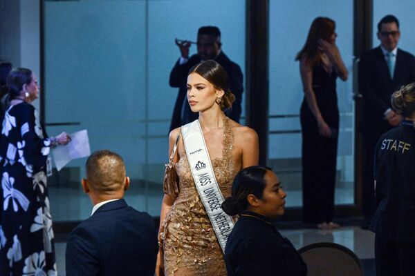 Rikkie Valerie Kolle, Miss Universe Netherlands 2023, poses for photos during a gala event. - Sputnik Africa