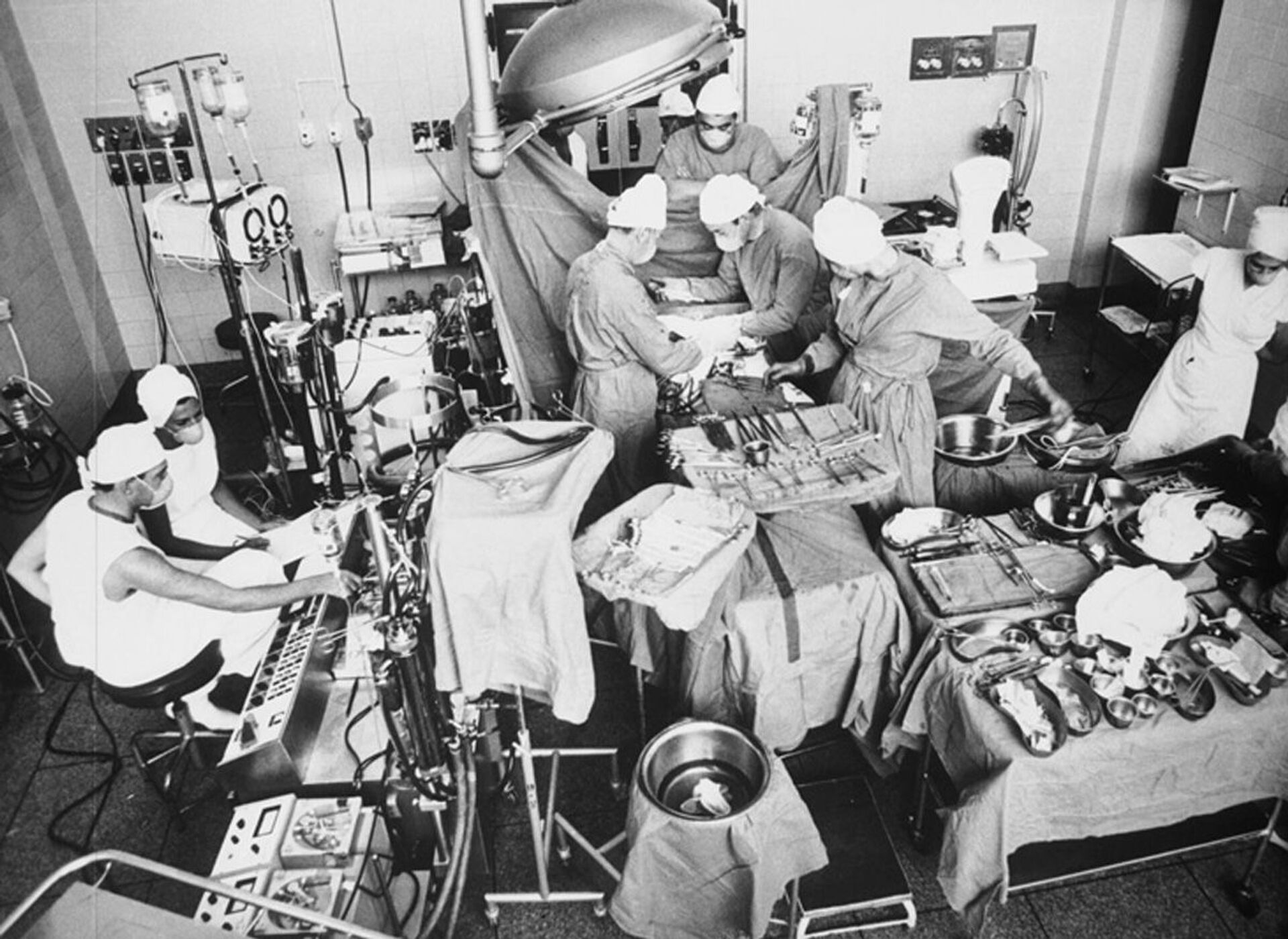 Кристиан Барнард проводит первую пересадку человеческого сердца в больнице Groote Schuur в Кейптауне - Sputnik Afrique, 1920, 09.11.2023