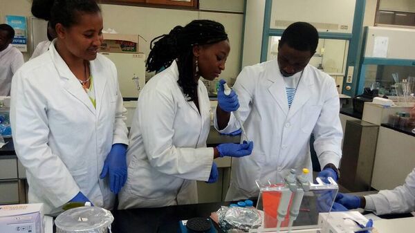 Etudiants africains travaillant dans un laboratoire - Sputnik Afrique