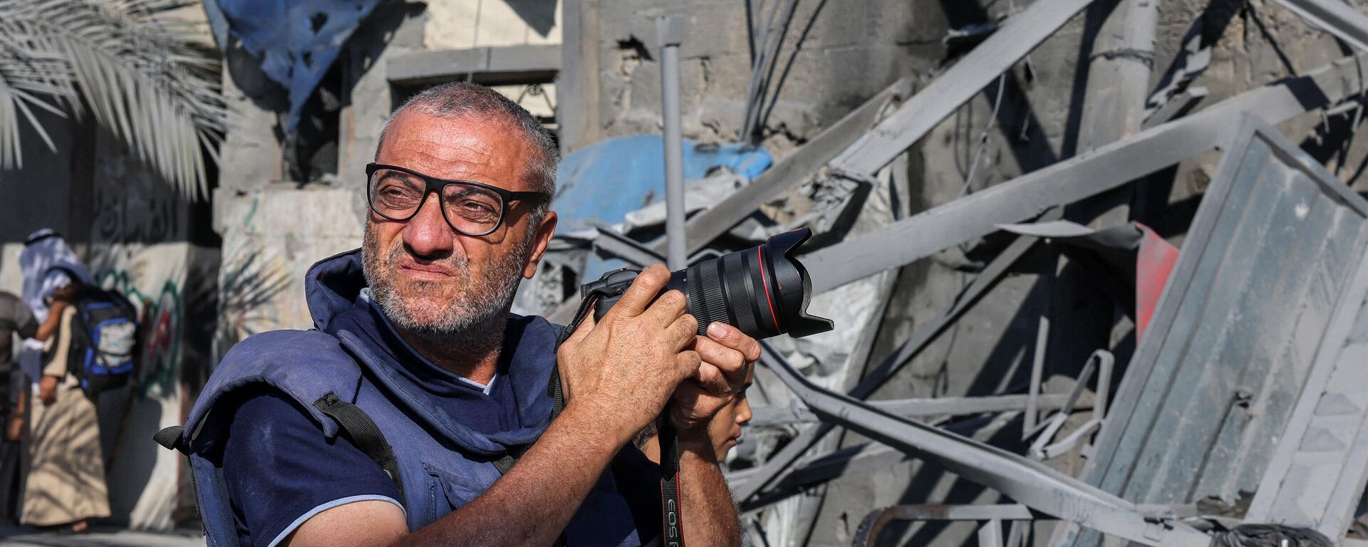 AFP's Gaza-based Palestinian photographer Mohammed Abed takes pictures of buildings destroyed by Israeli bombardment in Rafah in the southern Gaza Strip, on October 31, 2023. - Sputnik Africa, 1920, 10.11.2023