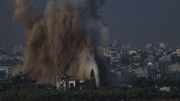 Une frappe aérienne israélienne dans la bande de Gaza est vue depuis le sud d'Israël, vendredi 10 novembre 2023. - Sputnik Afrique