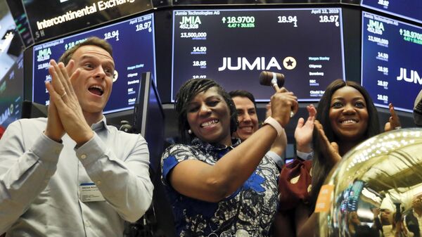 Jumia co-CEO Sacha Poignonnec, left, applauds as Jumia Nigeria CEO Juliet Anammah, center, rings a ceremonial bell when the company's stock begins trading, on the floor of the New York Stock Exchange, Friday, April 12, 2019.  - Sputnik Africa