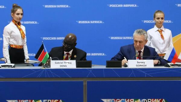 Russian state-owned mining company RosGeo and the South Sudanese Mining Ministry have signed a memorandum of understanding at the first Russia-Africa Summit in Sochi, 2019 - Sputnik Africa