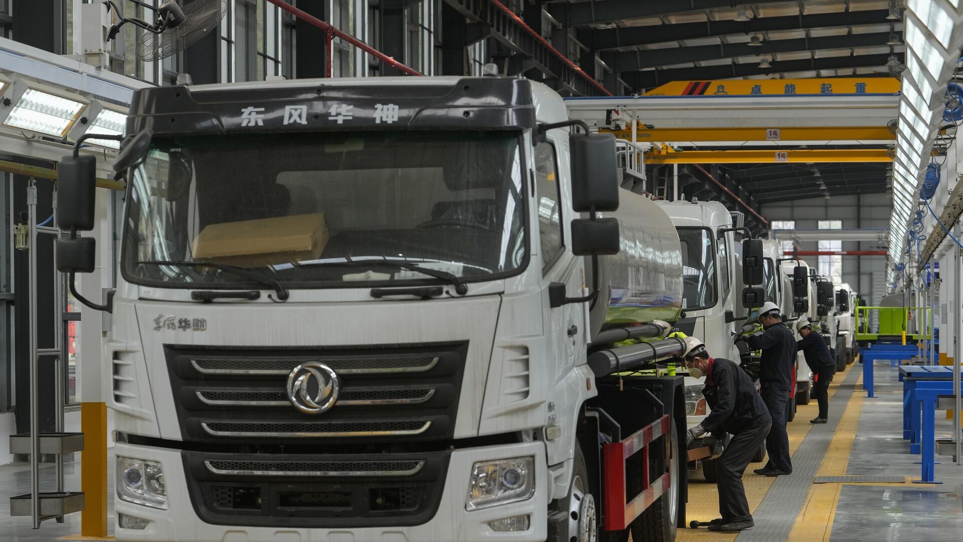 Workers assemble the Dongfeng truck at a manufacturing factory in Shiyan city in central China's Hubei Province on May 12, 2023. - Sputnik Africa, 1920, 11.11.2023
