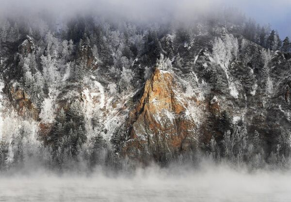 Rocky taiga bank of the Yenisey River on a frosty day in the vicinity of the Russian town of Divnogorsk, Krasnoyarsk region. - Sputnik Africa