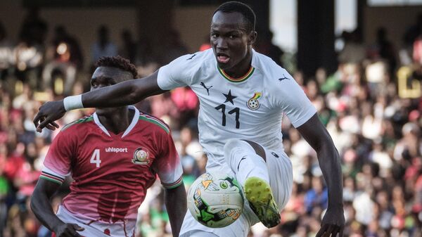 Ghana's forward Raphael Dwamena (R) controls the ball during the 2019 Africa Cup of Nations qualifier match between Kenya and Ghana, at the Kasarani Stadium in Nairobi, on September 8, 2018.  - Sputnik Africa