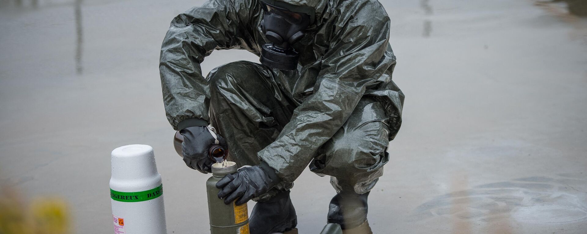 In this photograph taken on June 28, 2017,  a soldier of the French Army's 2nd NRBC (Nuclear, Radiologic, Biologic and Chimic) Dragon Company performs controls and decontamination tests with chemical products during a controlled operation in a clandestine laboratory at Fontevraud-l'Abbaye. - Sputnik Africa, 1920, 12.11.2023