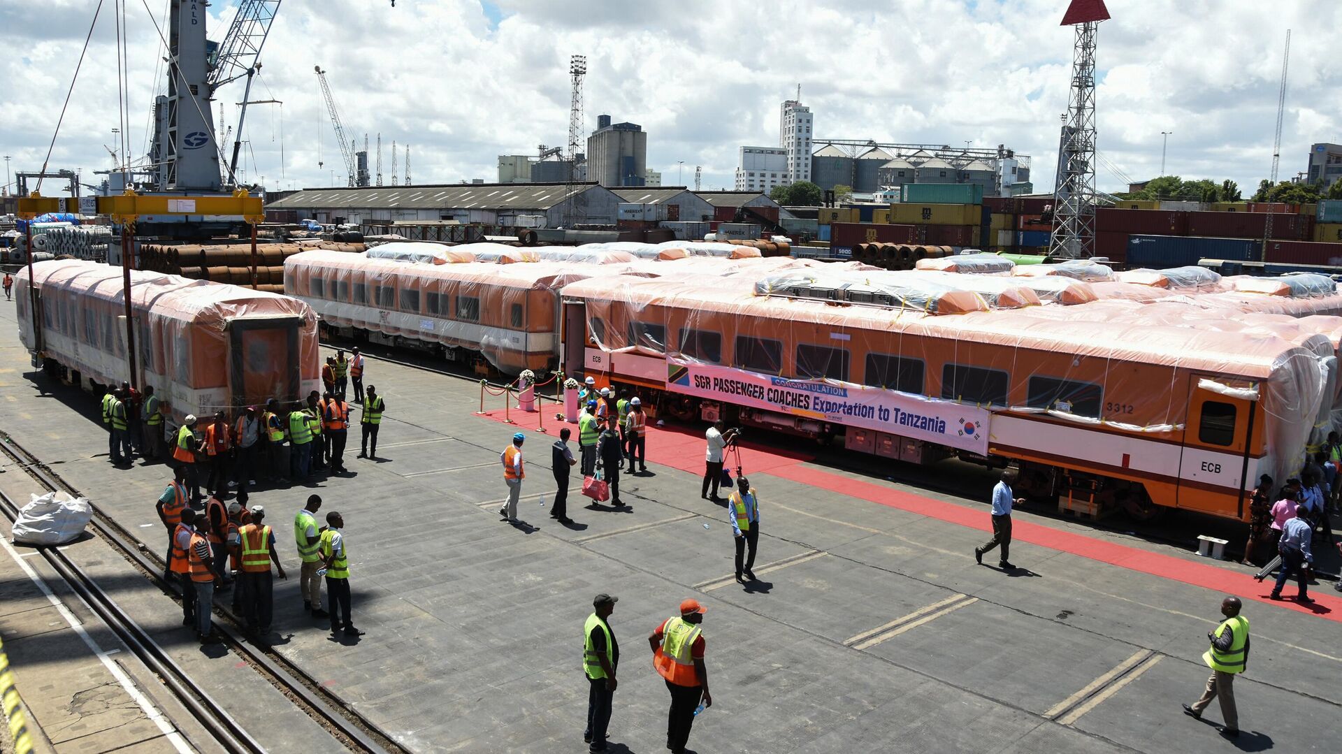 Carriages for the Tanzania's Standard Gauge Railway (SGR) project are unloaded as Tanzania received 14 economy class carriages of South Korean company Sung Shin Rolling Stock (SSRT) at the port in Dar es Salaam on November 25, 2022.  - Sputnik Africa, 1920, 12.11.2023
