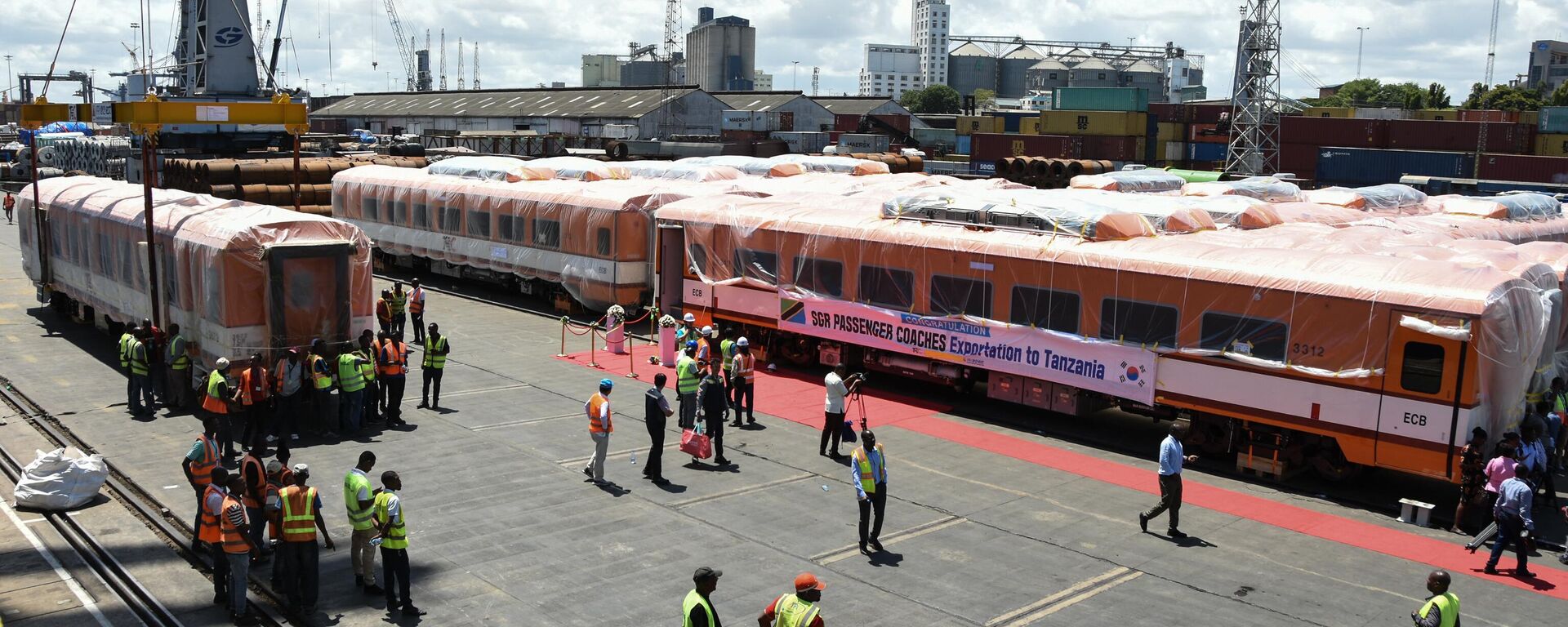 Carriages for the Tanzania's Standard Gauge Railway (SGR) project are unloaded as Tanzania received 14 economy class carriages of South Korean company Sung Shin Rolling Stock (SSRT) at the port in Dar es Salaam on November 25, 2022.  - Sputnik Africa, 1920, 12.11.2023