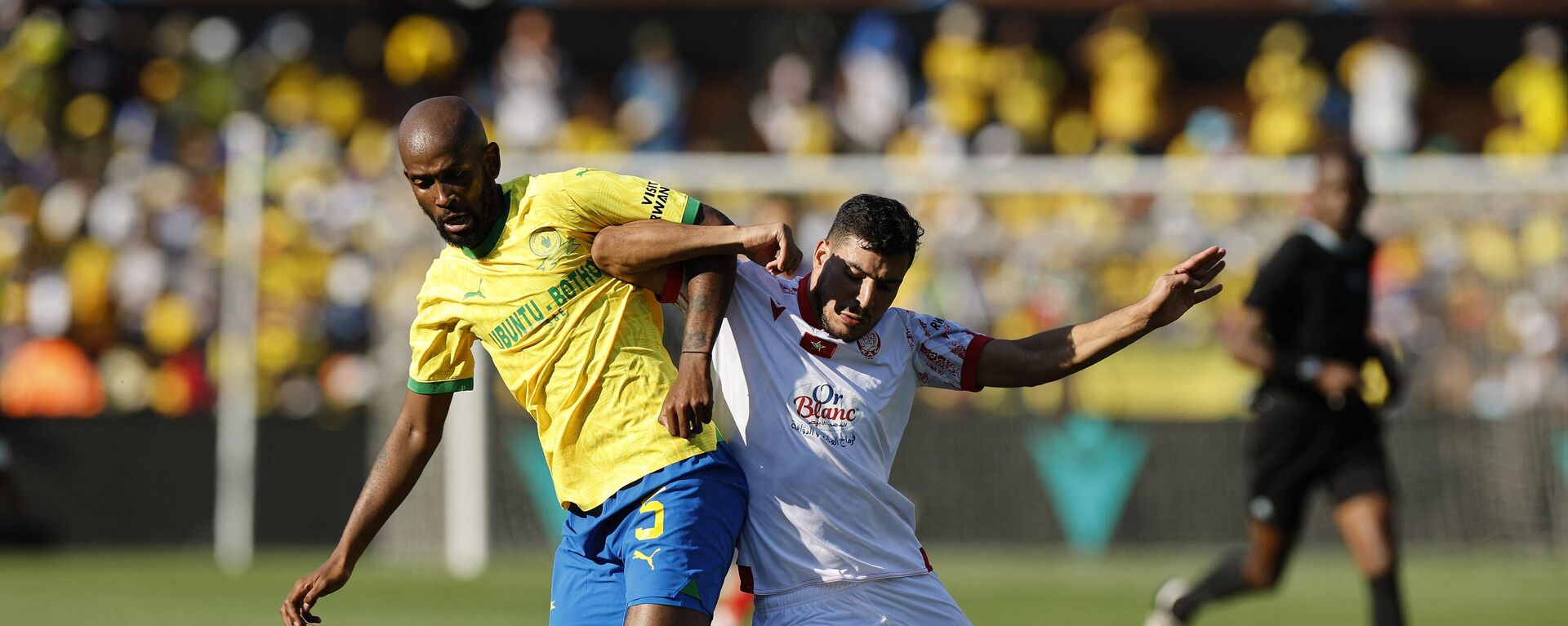 Sundowns' South African defender #5 Mosa Lebusa fights for the ball with Wydad's Algerian midfielder #17 Zakaria Draoui during the African Football League (AFL) second-leg final match between Mamelodi Sundowns  and Wydad Casablanca at Loftus Versveld in Pretoria on November 12, 2023.  - Sputnik Africa, 1920, 12.11.2023