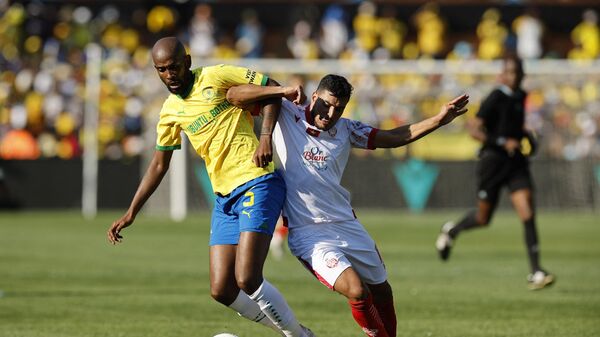 Sundowns' South African defender #5 Mosa Lebusa fights for the ball with Wydad's Algerian midfielder #17 Zakaria Draoui during the African Football League (AFL) second-leg final match between Mamelodi Sundowns  and Wydad Casablanca at Loftus Versveld in Pretoria on November 12, 2023.  - Sputnik Africa