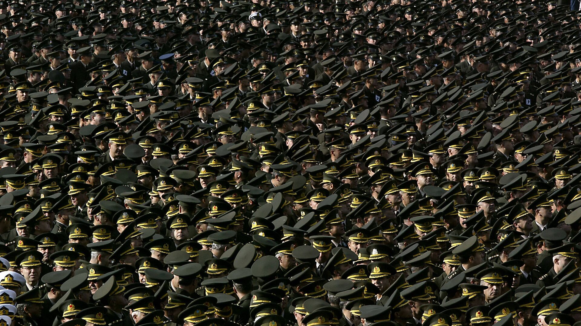 Turkish soldiers parade for modern Turkey's founder Mustafa Kemal Ataturk during a commemoration ceremony in the capital Ankara 10 November 2004 to mark the 66th anniversary of the death of Ataturk - Sputnik Africa, 1920, 12.11.2023