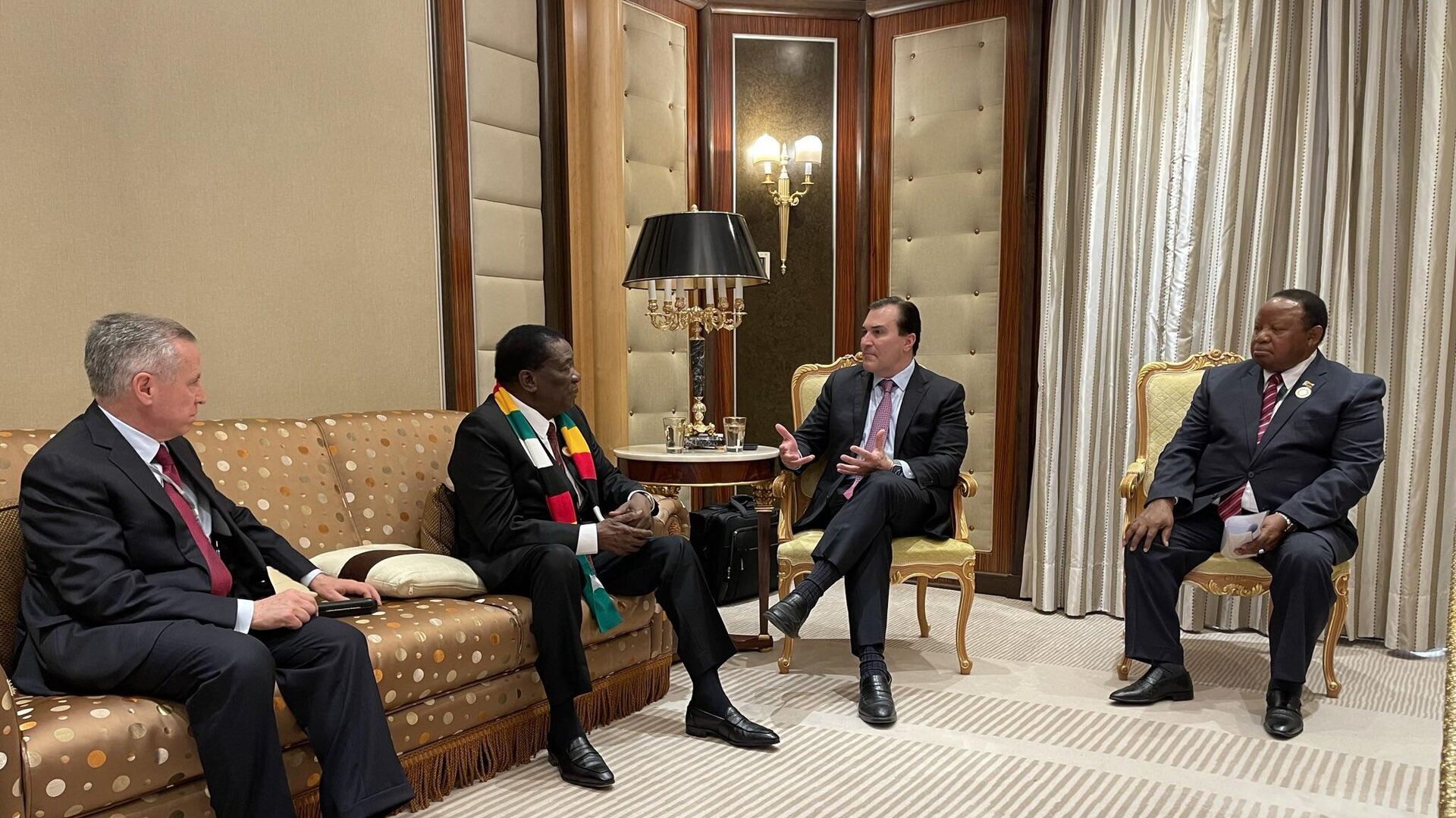 International Energy Forum (IEF) Secretary-General Joseph McMonigle meets with Zimbabwean President Emmerson Mnangagwa on Saturday, November 11, 2023, on the sidelines of the Saudi Arabia-Africa Summit in Riyadh, Saudi Arabia, to extend an invitation to the African country to join the IEF. - Sputnik Africa, 1920, 13.11.2023