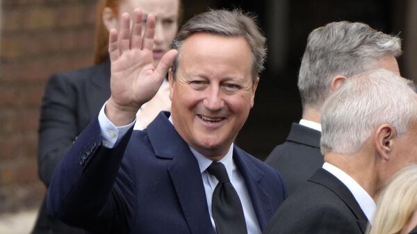 L'ancien Premier ministre britannique David Cameron quitte le palais St James à Londres, samedi 10 septembre 2022, après la proclamation du roi Charles III lors du Conseil d'accession. - Sputnik Afrique