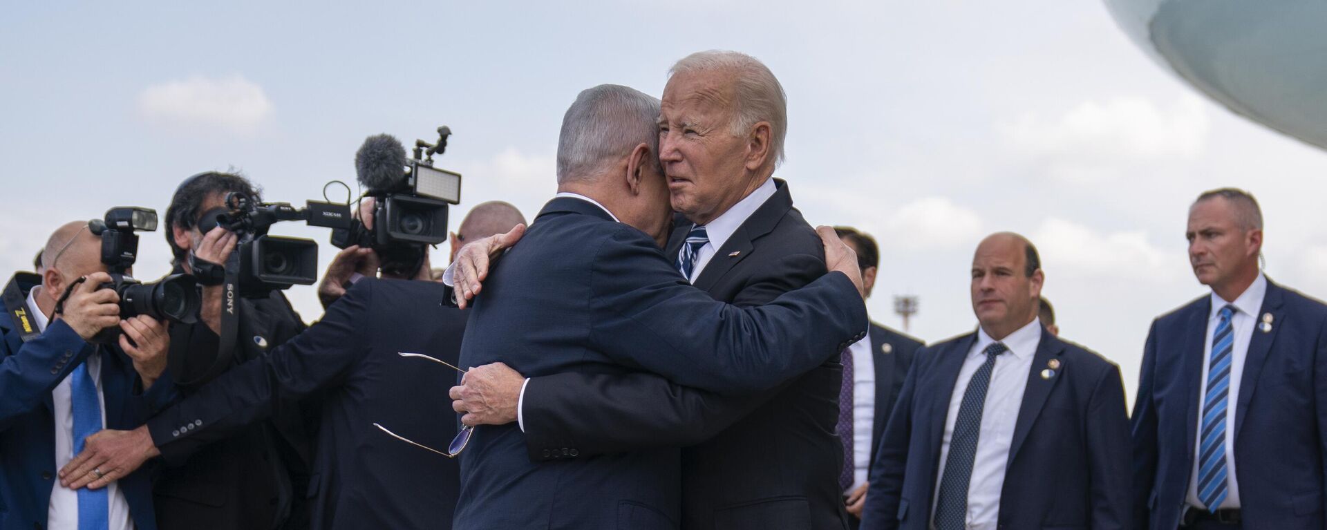 President Joe Biden is greeted by Israeli Prime Minister Benjamin Netanyahu after arriving at Ben Gurion International Airport, Wednesday, Oct. 18, 2023, in Tel Aviv. - Sputnik Africa, 1920, 22.11.2023